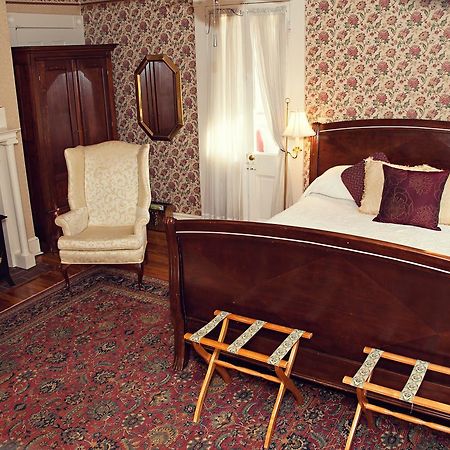 The Carriage Inn Bed And Breakfast Charles Town Exterior photo