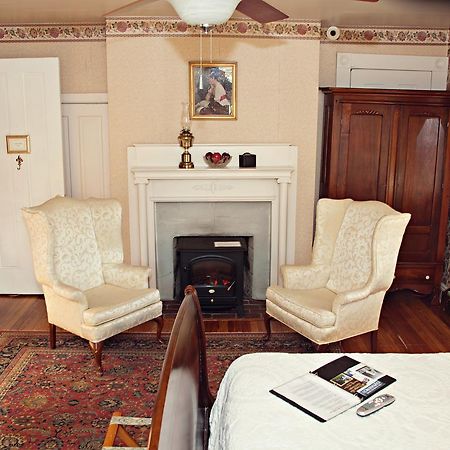 The Carriage Inn Bed And Breakfast Charles Town Exterior photo