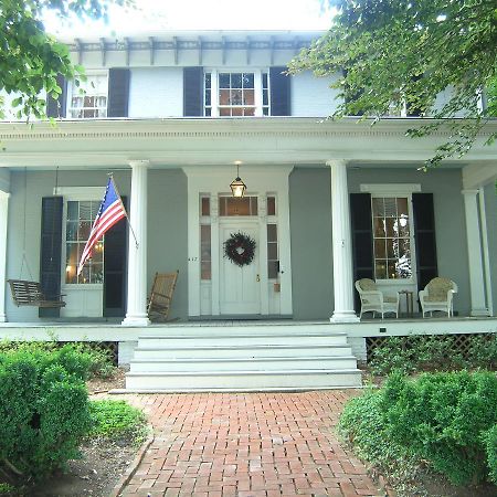 The Carriage Inn Bed And Breakfast Charles Town Exterior photo