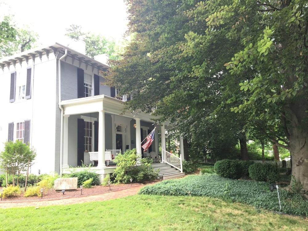 The Carriage Inn Bed And Breakfast Charles Town Exterior photo