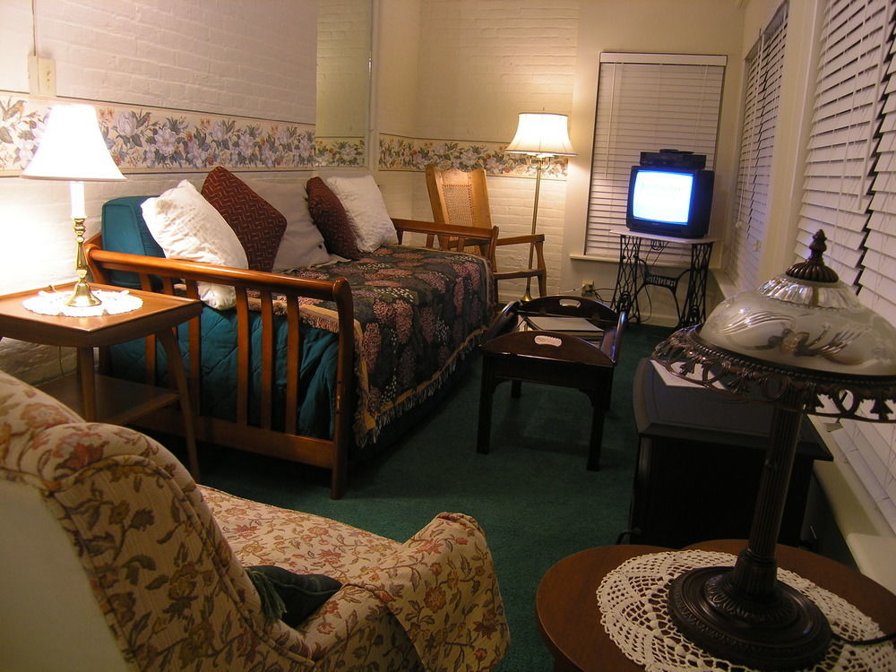 The Carriage Inn Bed And Breakfast Charles Town Exterior photo