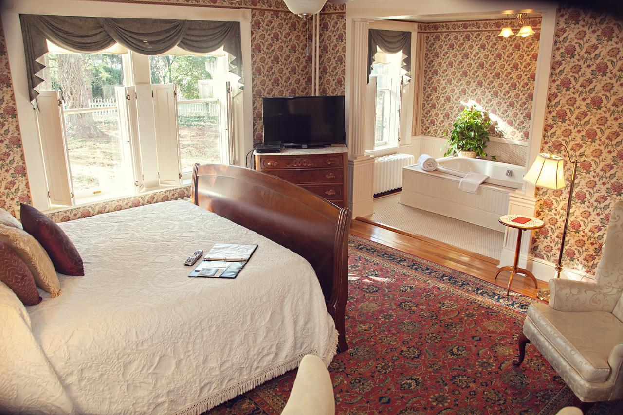 The Carriage Inn Bed And Breakfast Charles Town Exterior photo