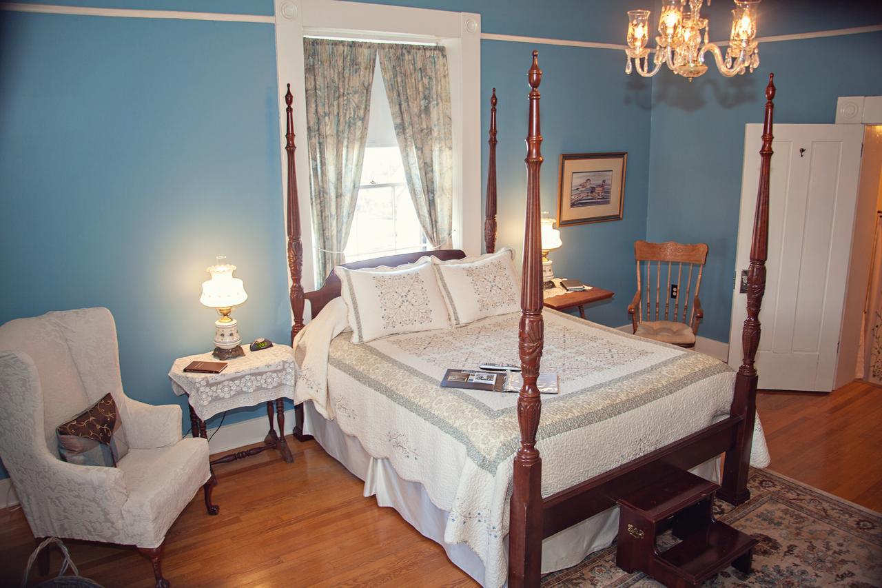 The Carriage Inn Bed And Breakfast Charles Town Exterior photo