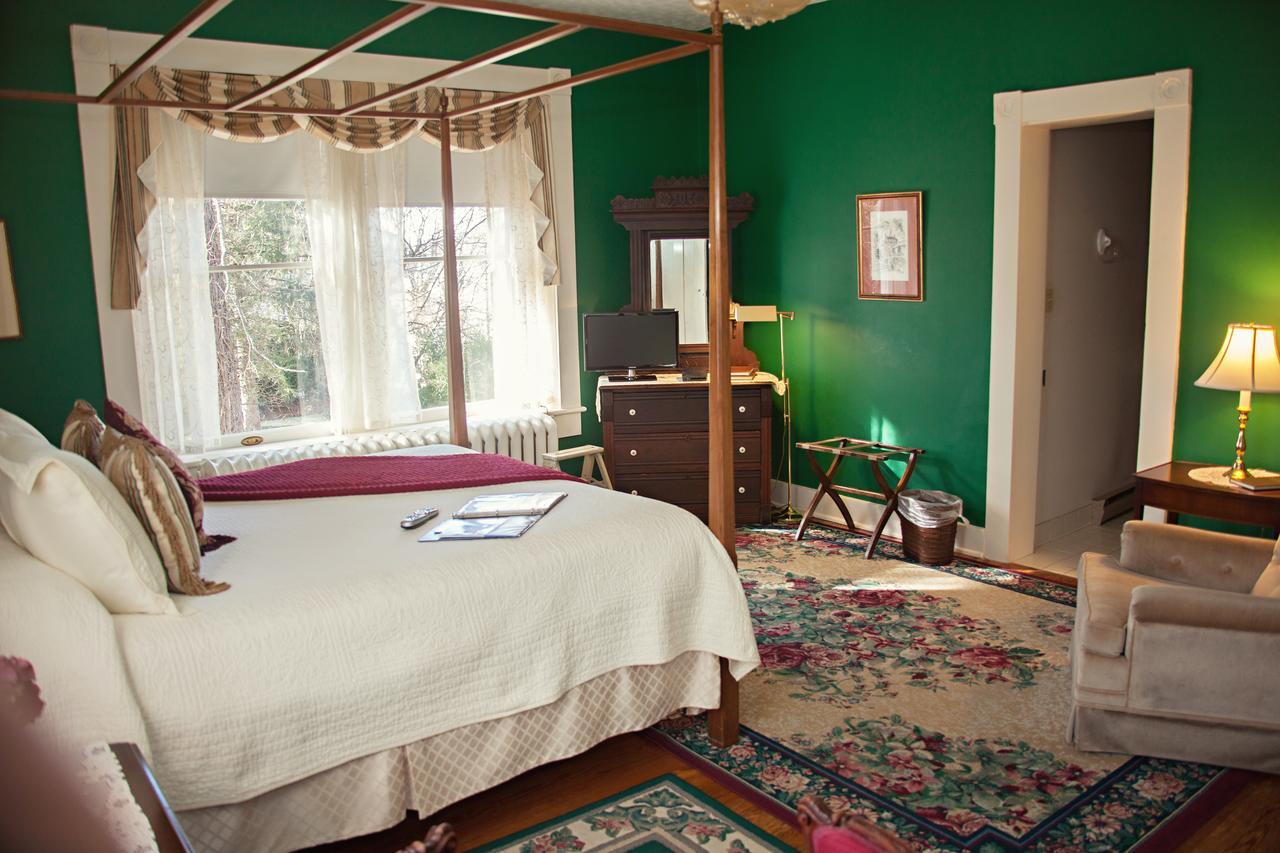 The Carriage Inn Bed And Breakfast Charles Town Exterior photo