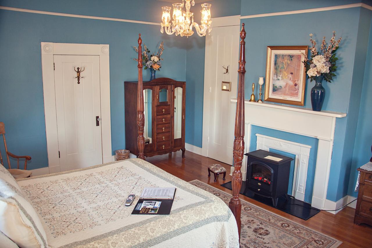 The Carriage Inn Bed And Breakfast Charles Town Exterior photo