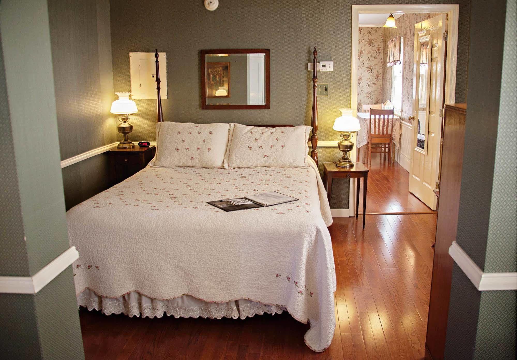 The Carriage Inn Bed And Breakfast Charles Town Exterior photo