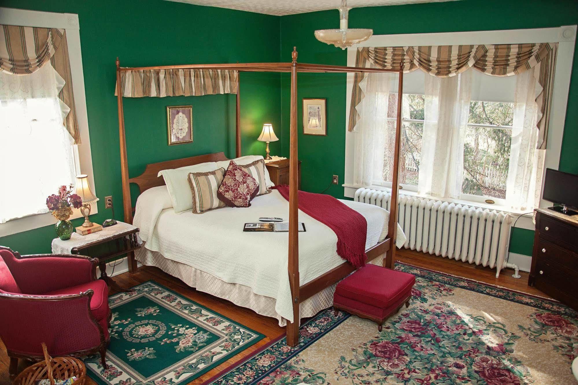 The Carriage Inn Bed And Breakfast Charles Town Exterior photo