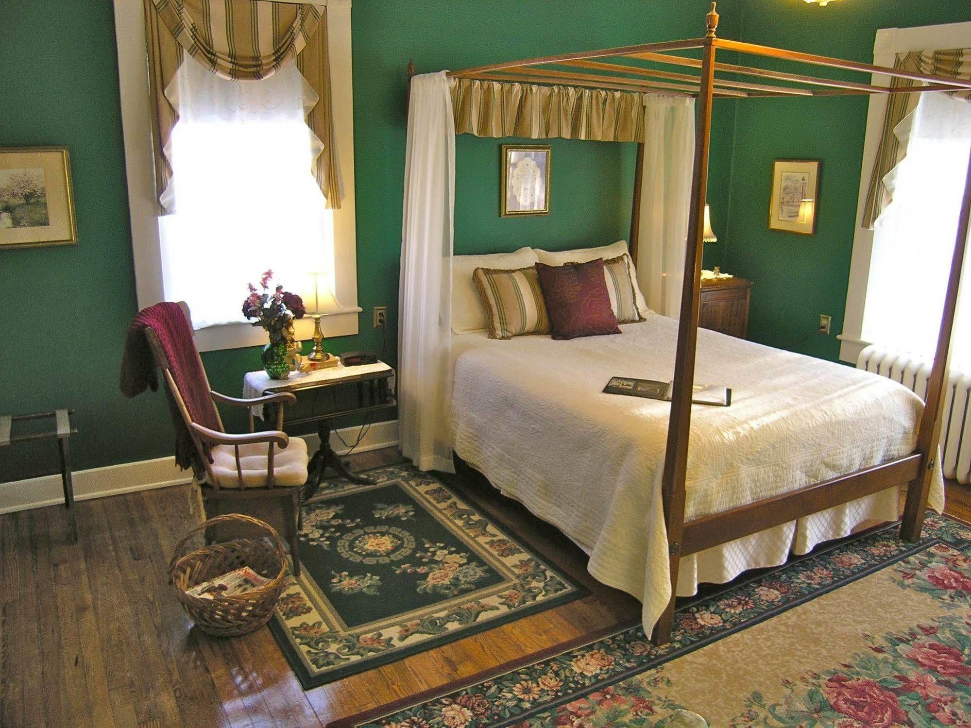 The Carriage Inn Bed And Breakfast Charles Town Exterior photo