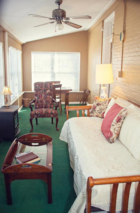 The Carriage Inn Bed And Breakfast Charles Town Room photo